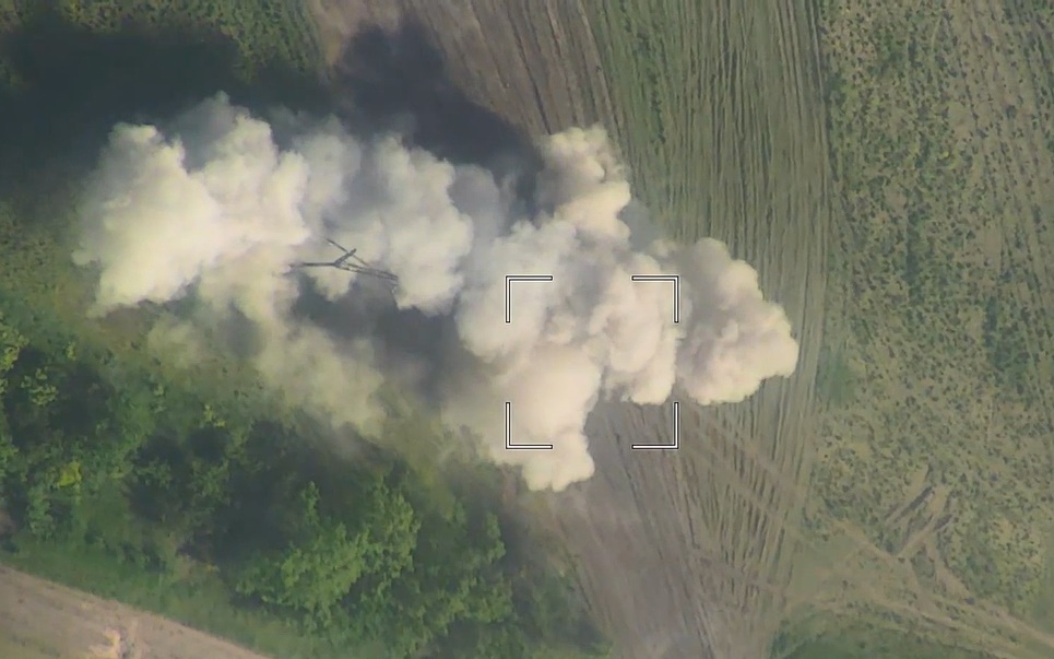 Lính dù Nga sử dụng thông tin từ UAV để nã pháo chính xác vào xe tăng Ukraine